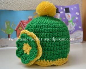 Gorro Pom-Pom y flor verde-amarillo II