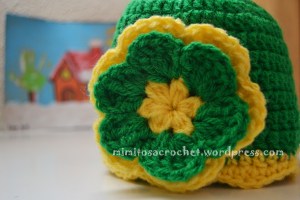Gorro Pom-Pom y flor verde-amarillo III