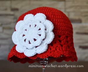 Gorro Zoe rojo flor blanca 004